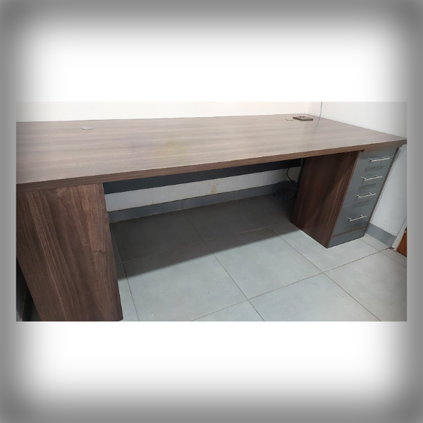 Vinoliah's Straight Desk 1