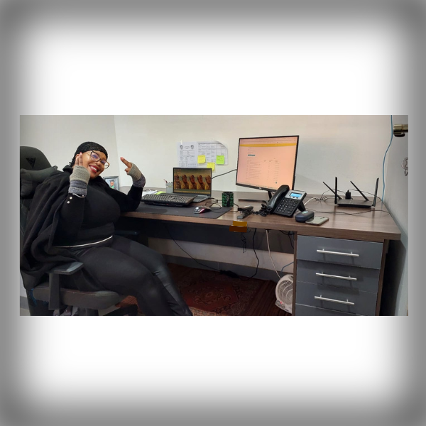 Vinoliah's Straight Desk 2
