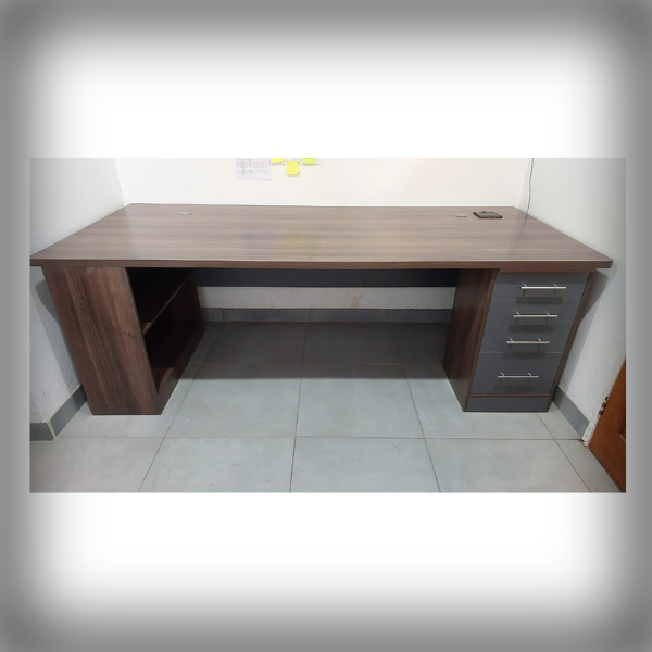 Vinoliah's Straight Desk